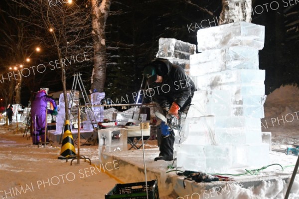 氷彫刻大会の制作スタート　道内外の１２人挑む