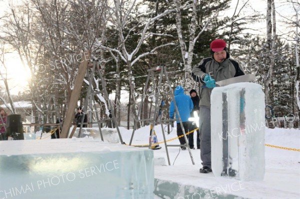 氷彫刻大会の製作スタート　道内外の１２人挑む 12