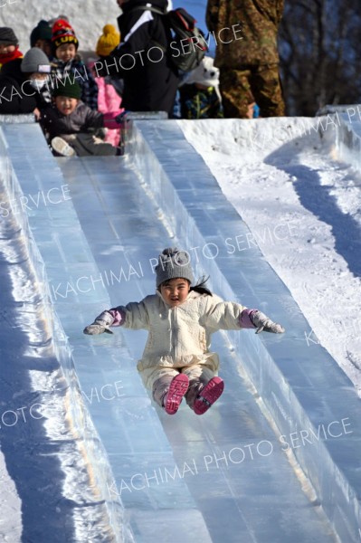 氷の滑り台で歓声をあげながら滑り降りる子ども（２６日午前１０時半ごろ、須貝拓也撮影）