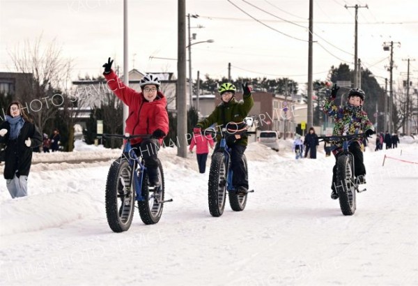 ファットバイクで雪上を走る子どもたち（２８日午前１０時半ごろ。金野和彦撮影）