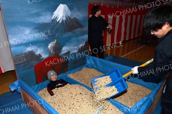「豆風呂」の中で笑みを浮かべる子ども。富士山などが描かれた絵も設置され、銭湯気分を味わった？