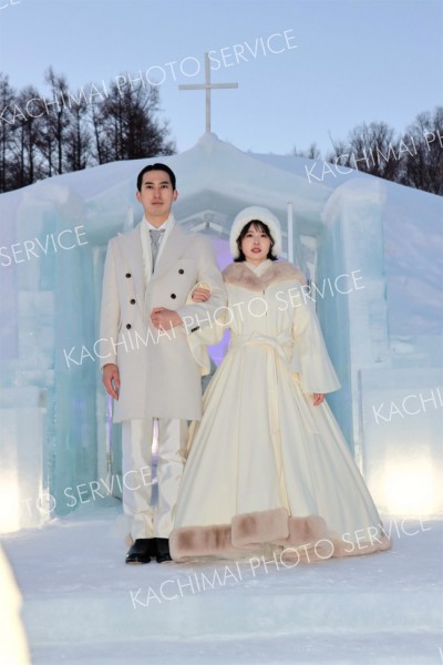 氷の教会で開かれた模擬結婚式。永遠の愛を誓える神聖な場所として人気