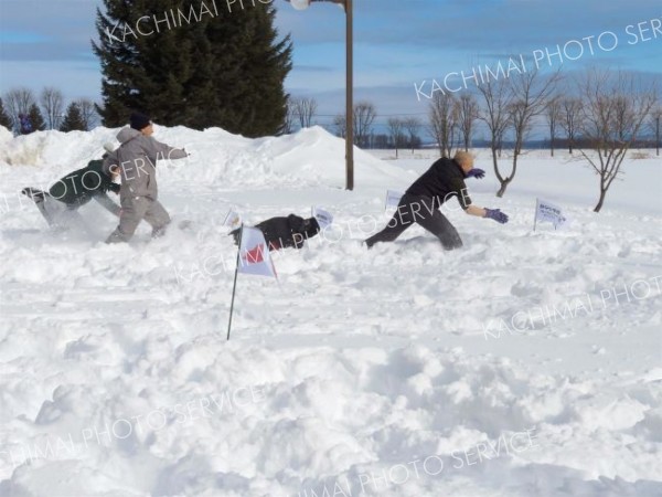 雪上のフラッグを取り合うスノーフラッグ競技で熱い戦いを見せる参加者たち