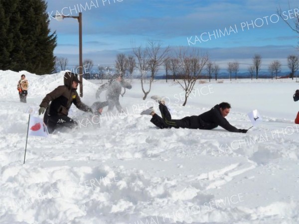 雪上のフラッグを取り合うスノーフラッグ競技で熱い戦いを見せる参加者たち