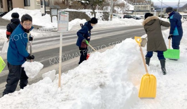 町職員労組がコミバス停留所を除雪　足寄