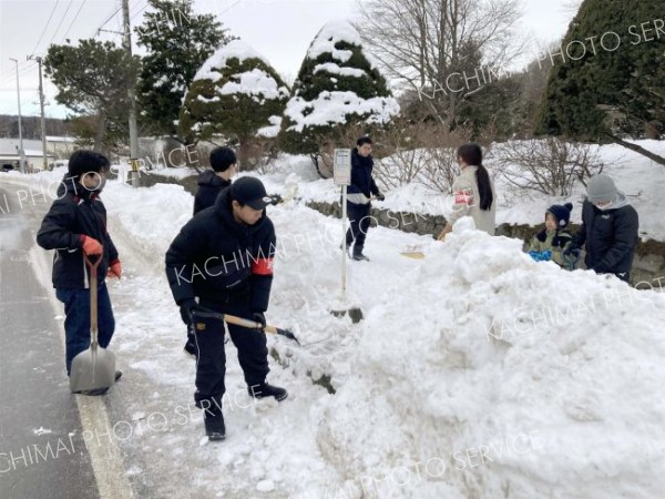 町職員労組がコミバス停留所を除雪　足寄 2