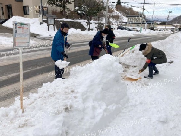町職員労組がコミバス停留所を除雪　足寄 5