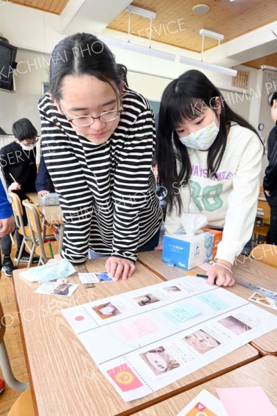 児童は両国の写真カードと付箋を分けて紙に貼り、課題などを見やすいようにまとめた