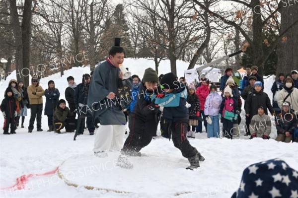 初開催の相撲大会。雪の土俵で真剣勝負を繰り広げる子どもたち