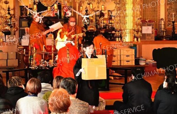 新人僧侶は小学２年生　広尾・地蔵寺の護摩行で厄払い