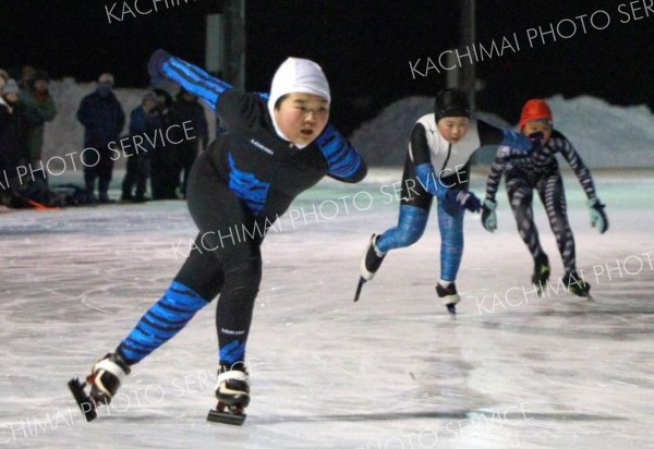 氷点下の夜間で滑走　ライオンコスモ杯スケート大会　大樹