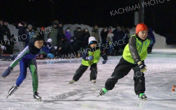 氷点下の夜間で滑走　ライオンコスモ杯スケート大会　大樹 2