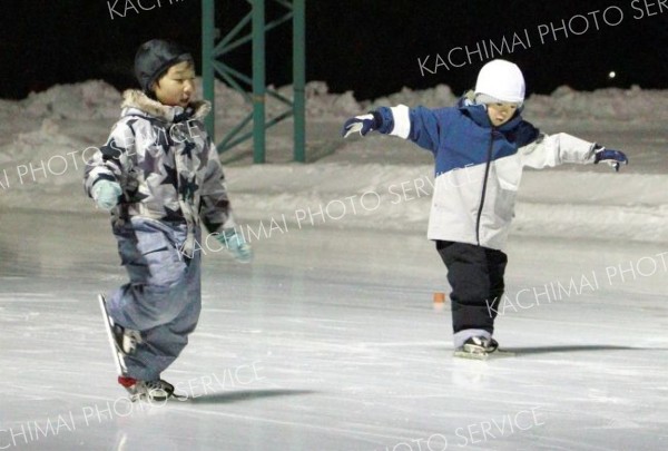 氷点下の夜間で滑走　ライオンコスモ杯スケート大会　大樹 3