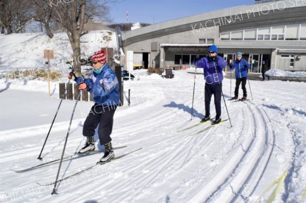 歩くスキーを楽しむ参加者