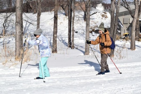 歩くスキーを楽しむ参加者