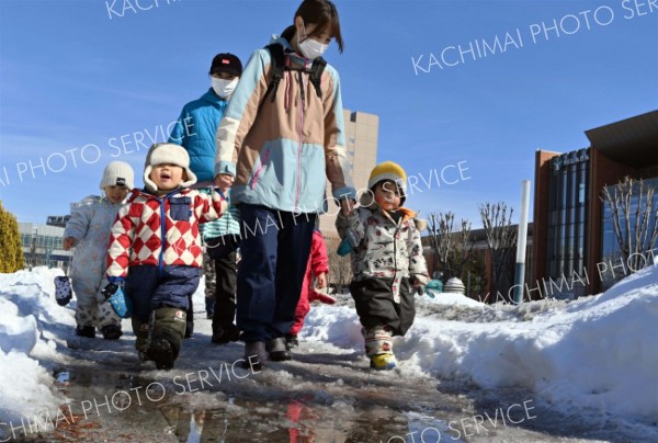 雪解け水で水たまりができた歩道（１９日午前１１時２０分ごろ、とかちプラザ前で。須貝拓也撮影）