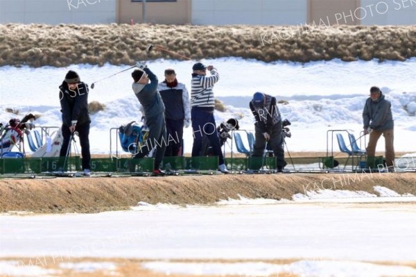 雪解けが進む練習場で、爽快にボールを飛ばすゴルファー（２３日午前１０時４０分ごろ、札内川ゴルフ練習場で。金野和彦撮影）