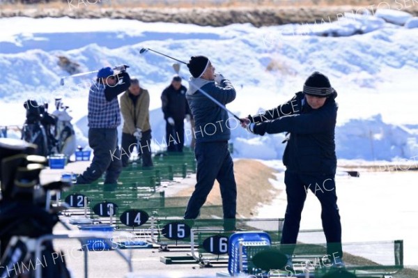 雪解けが進む練習場で、爽快にボールを飛ばすゴルファー（２３日午前１０時５０分ごろ、札内川ゴルフ練習場で。金野和彦撮影）
