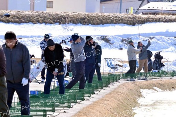雪解けが進む練習場で、爽快にボールを飛ばすゴルファー（２３日午前１０時半ごろ、札内川ゴルフ練習場で。金野和彦撮影）