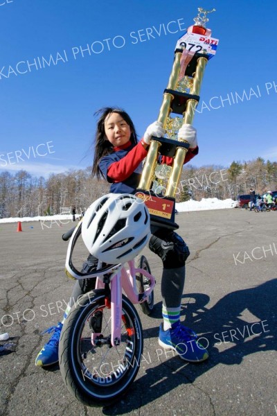 ランバイク女子年齢無制限の部で全国優勝　広尾小３年生