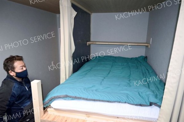 利用者は２段ベッドに寝泊まり。カーテンが付いているため、プライバシーが保たれる