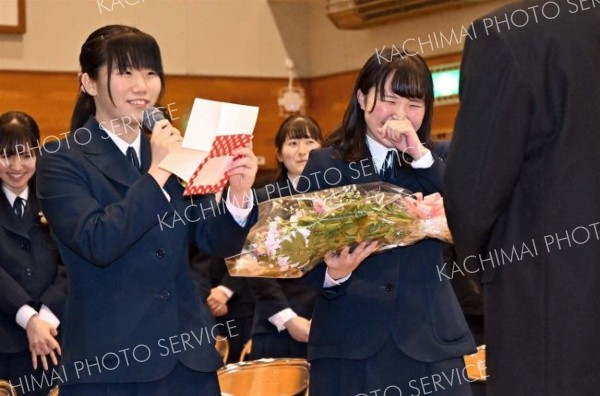 お世話になった先生に花束を手渡す卒業生（帯広柏葉、須貝拓也撮影）