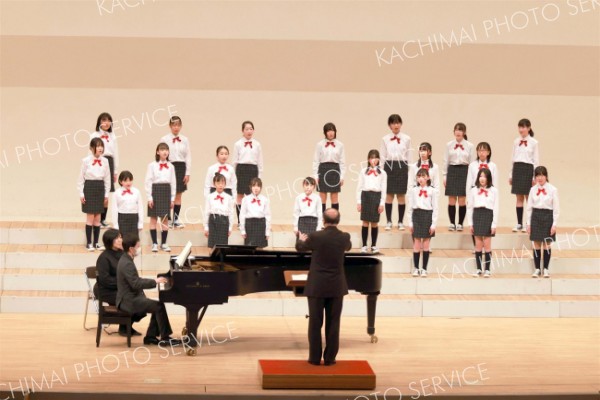 練習の成果を披露する豊成小合唱部。ホールに響く子どもたちの歌声は会場を魅了した