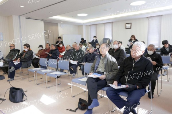大津地域コミセンで開かれた説明会には住民約２０人が参加した