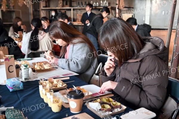 ４品種のサツマイモを使ったスイーツを試食する参加者（１１日午前１１時ごろ、須貝拓也撮影）