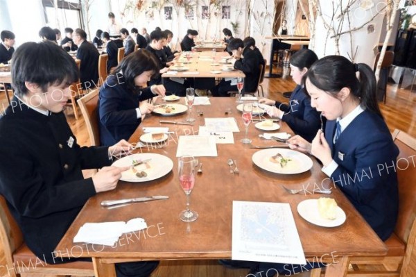 池田、豊頃で中学卒業を祝う昼食会　特別メニューで祝福