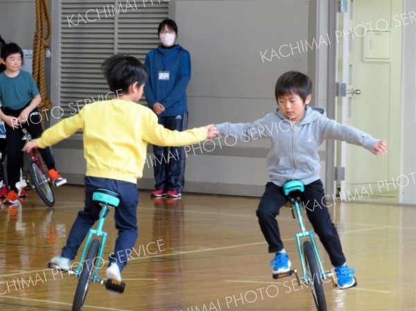 一輪車による演舞を披露する児童