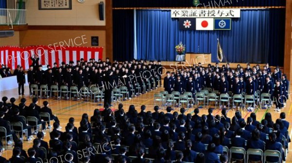 式の最後に卒業生が「いのちの歌」を合唱し、学校生活に別れを告げた（帯第一中、金野和彦撮影）
