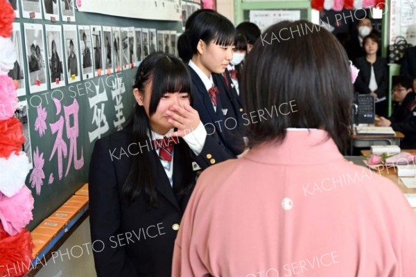 お世話になった先生に感謝の気持ちを伝える生徒（帯広第四中、須貝拓也撮影）