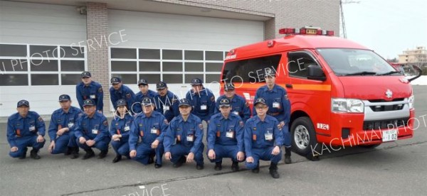 導入された新消防車両をＰＲする音更町消防団第１分団員ら。前列右から４人目が有賀団長