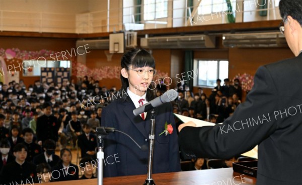 山田校長から卒業証書を受け取る卒業生（２２日午前１０時ごろ、帯広若葉小学校で。須貝拓也撮影）
