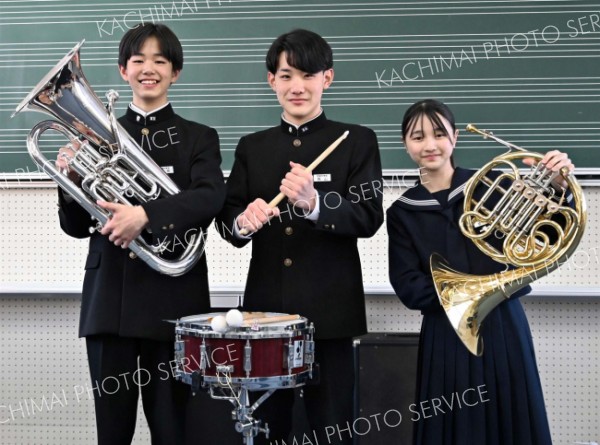 同コンクールソロ部門に出場する（左から）小泉さん、長山さん、菅原さん