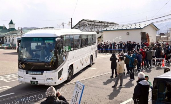 鉄道ファンや関係者らに見送られ出発する東鹿越・富良野方面行きの代行バス（３１日、ＪＲ新得駅前で。金野和彦撮影）