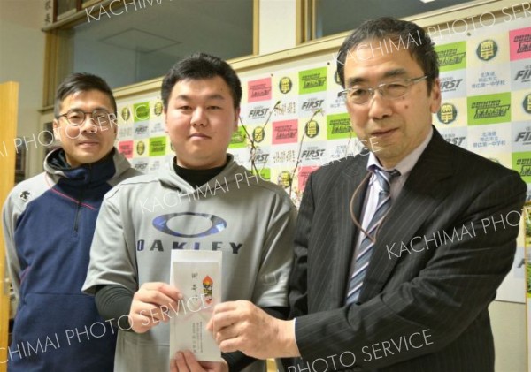 北海道エコシスが地域スポーツクラブに１０万円寄付