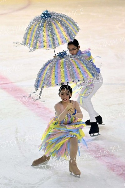 鮮やかな彩りの衣装と傘でグループ演技を行う北海道ＦＯＲＥＳＴ．Ｆ．Ｓ．Ｃの選手