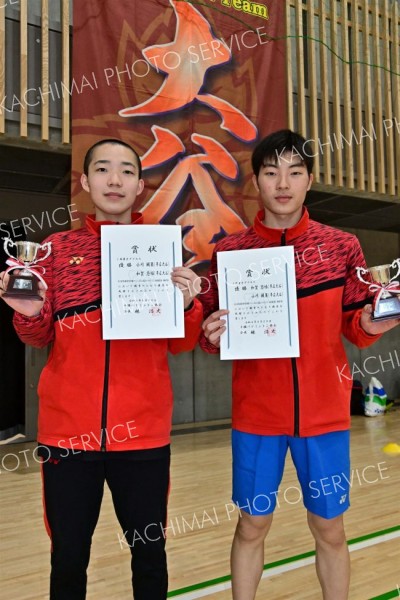 男子１部ダブルス優勝の（左から）小川颯莱・和賀悠悟組（帯大谷）
