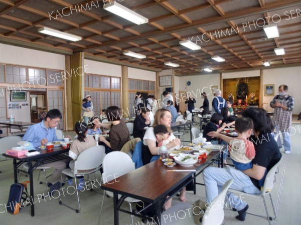 地域食堂「つながり」、カレーで笑顔　帯広の大然寺で初開催 2