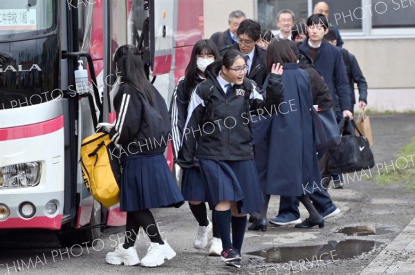 ワクワク胸に「行ってきます」　市内中学校が修学旅行