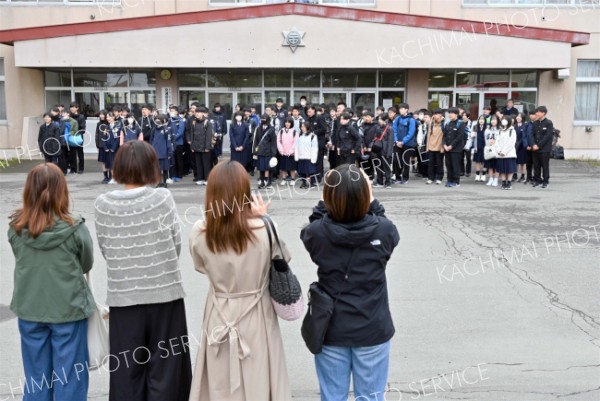 見送りに来た保護者にあいさつをする帯広第二中の生徒（８日午前７時２０分ごろ、須貝拓也撮影）