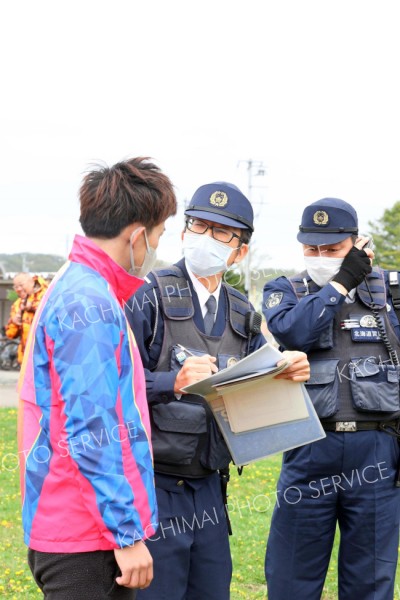 中学校にクマ出没を想定し、池田署が関係機関と訓練 6