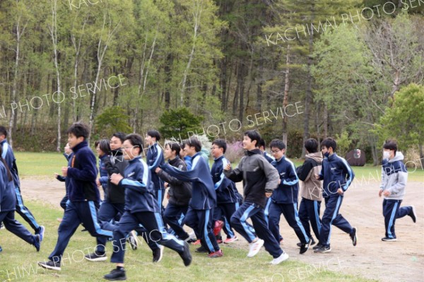 中学校にクマ出没を想定し、池田署が関係機関と訓練 7