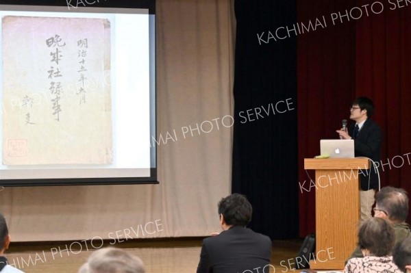 晩成社について解説する学芸員（２０日１４時０５分ごろ、百年記念館）