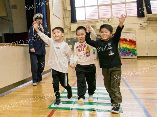 横断歩道の渡り方を学んだ児童