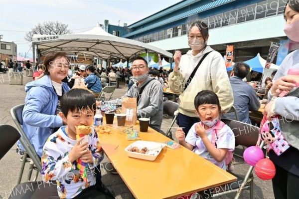 帯広競馬場にグルメ集結　「うまちか」開幕