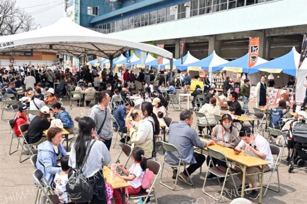 にぎわううまちか会場（４日午前１１時半ごろ、帯広競馬場で。金野和彦撮影）