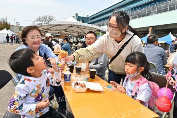 料理を頬張る子ども（４日午前１１時半ごろ、帯広競馬場で。金野和彦撮影）